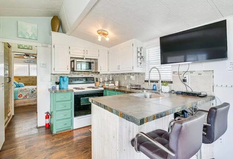 Resort Style Perks & Deck At Port Isabel Home!