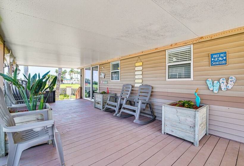 Resort Style Perks & Deck At Port Isabel Home!