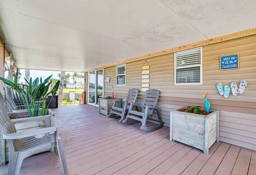 Resort Style Perks & Deck At Port Isabel Home!