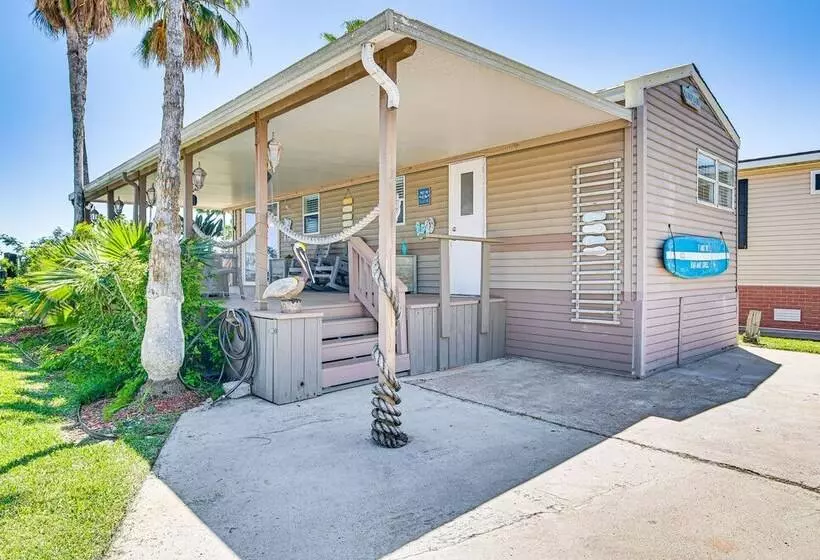 Resort Style Perks & Deck At Port Isabel Home!