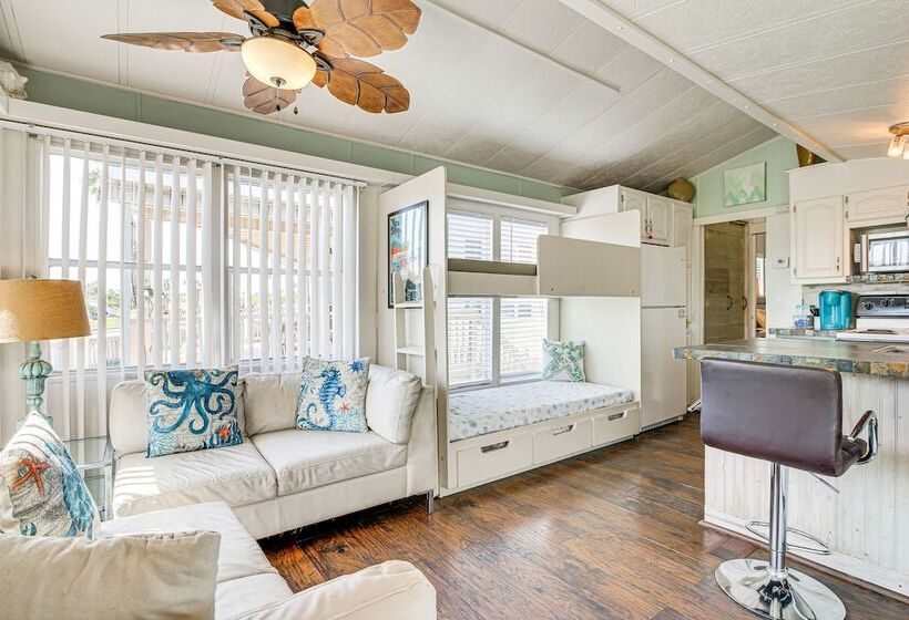 Resort Style Perks & Deck At Port Isabel Home!