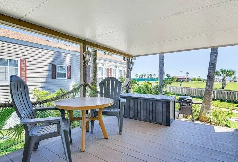 Resort Style Perks & Deck At Port Isabel Home!