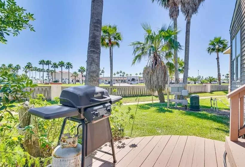 Resort Style Perks & Deck At Port Isabel Home!