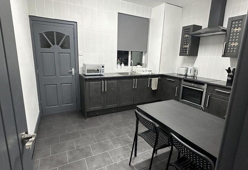 דירת נופש Modern 2 Bed Near Turf Moor Football Stadium