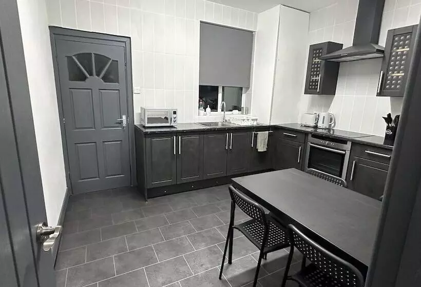 Residenssi Modern 2 Bed Near Turf Moor Football Stadium