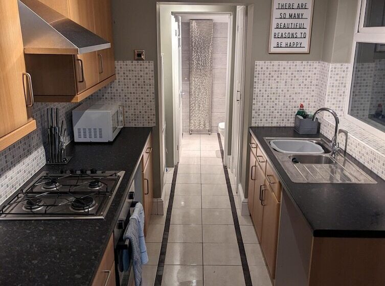 Резиденция 2 Bed House Garden & Excellent Wifi