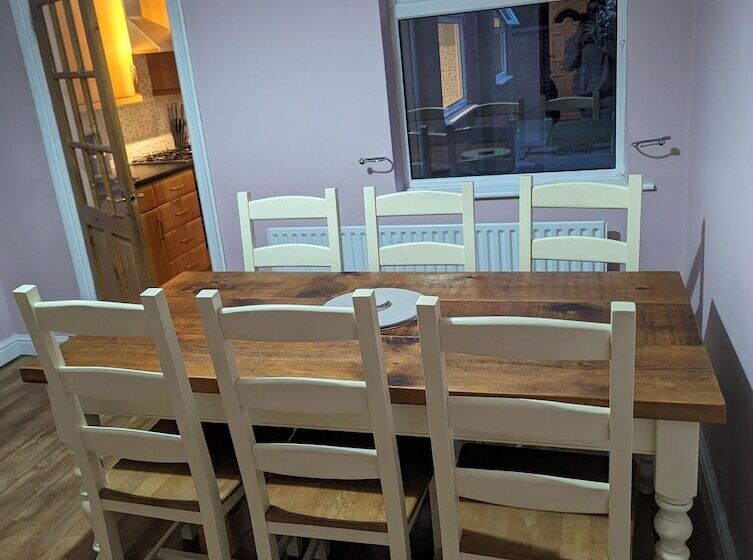 Резиденция 2 Bed House Garden & Excellent Wifi