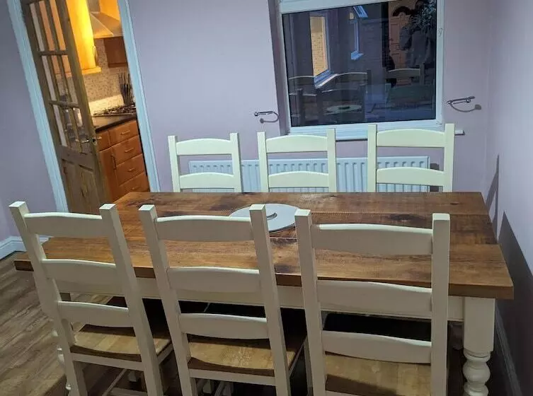 Residenssi 2 Bed House   Garden & Excellent Wifi