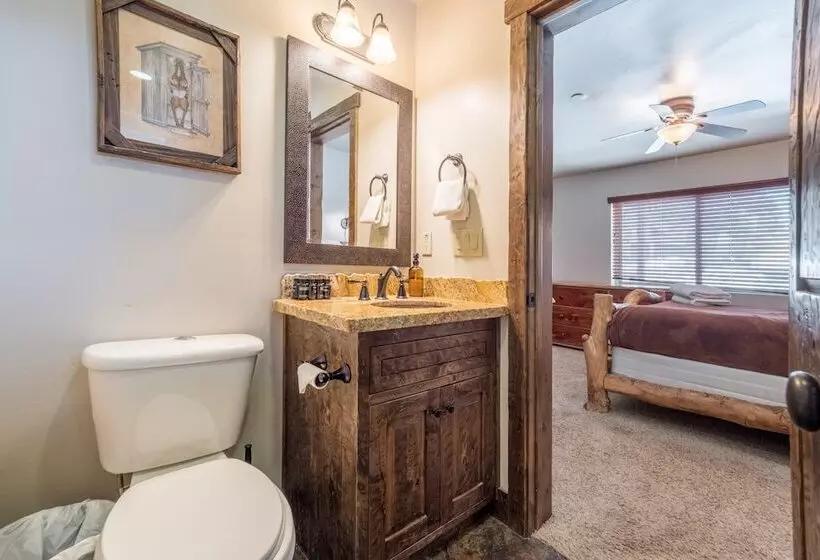 Lakefront Lodge By Avantstay Lakefront Cabin W/ Hot Tub