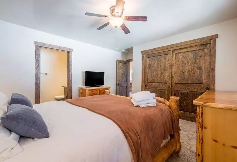 Lakefront Lodge By Avantstay Lakefront Cabin W/ Hot Tub