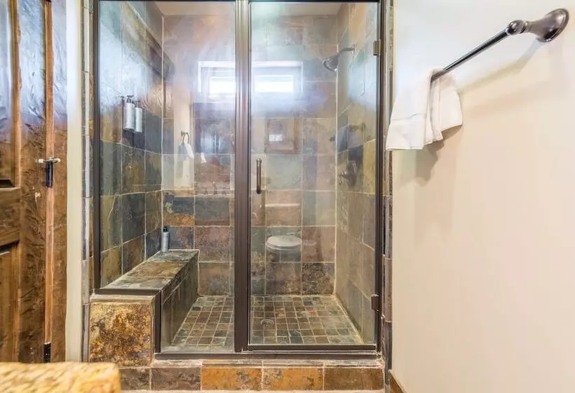 Lakefront Lodge By Avantstay Lakefront Cabin W/ Hot Tub