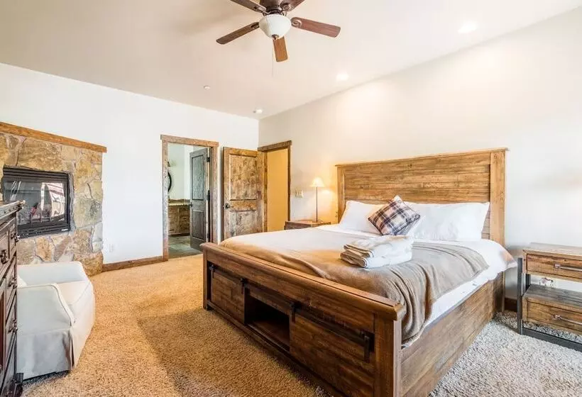 Lakefront Lodge By Avantstay Lakefront Cabin W/ Hot Tub