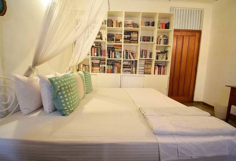 Bed and Breakfast Charming White Room