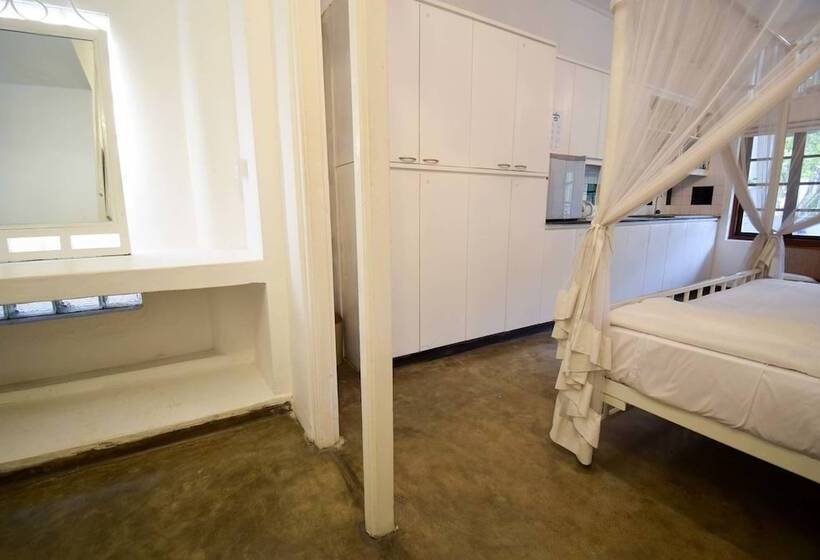 Bed and Breakfast Charming White Room