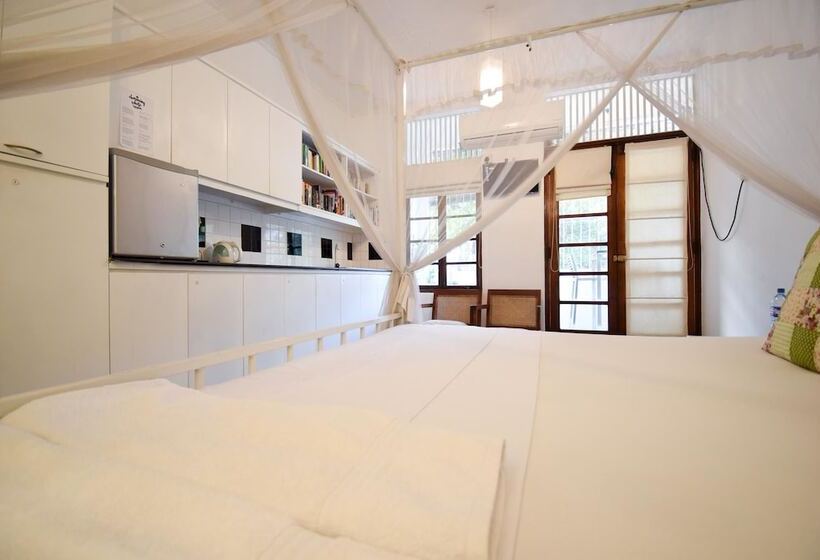 Bed and Breakfast Charming White Room