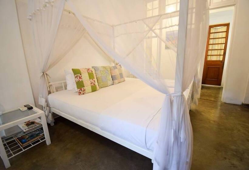 Bed and Breakfast Charming White Room