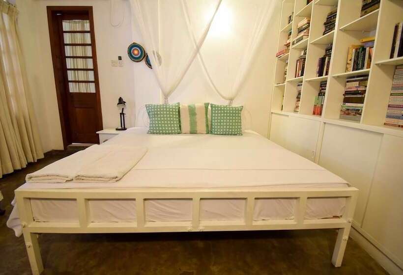 Bed and Breakfast Charming White Room