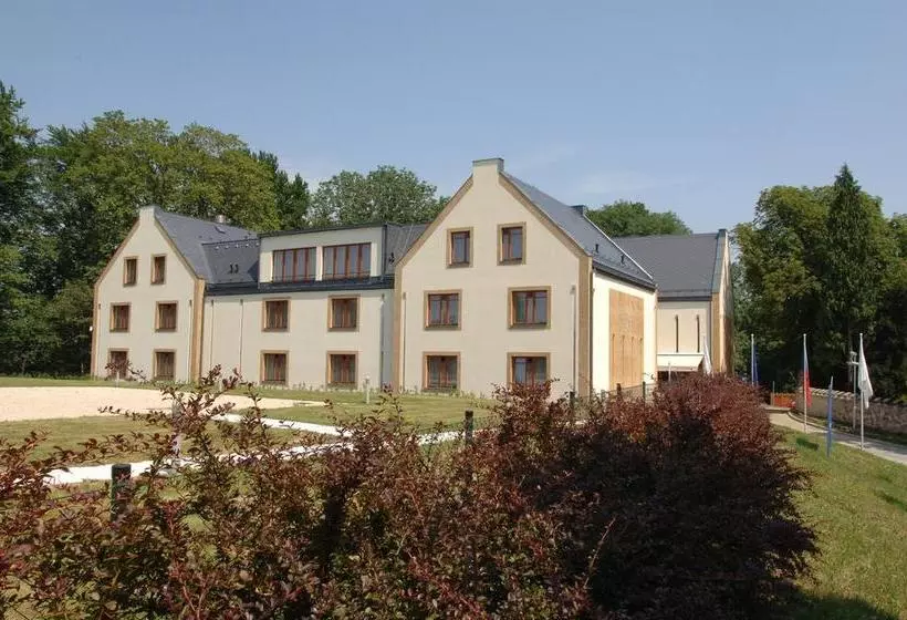 Ea Zámecký Hotel Sychrov