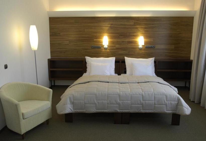 Ea Zámecký Hotel Sychrov