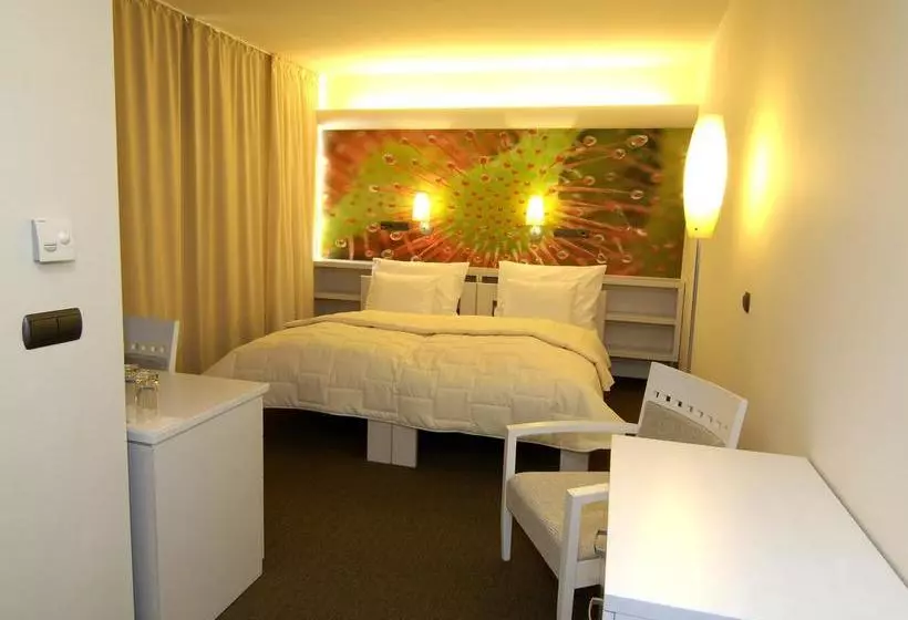 Ea Zámecký Hotel Sychrov
