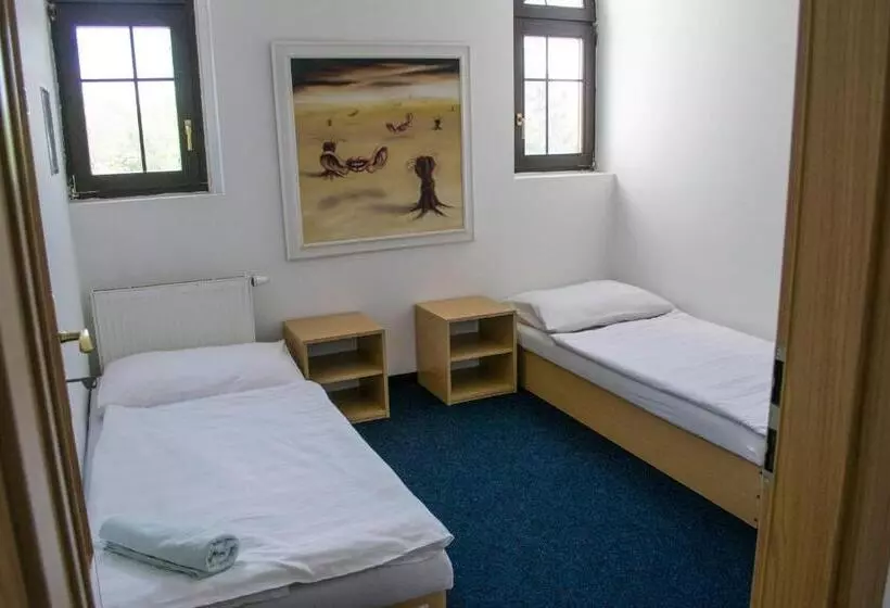 Hotel širák