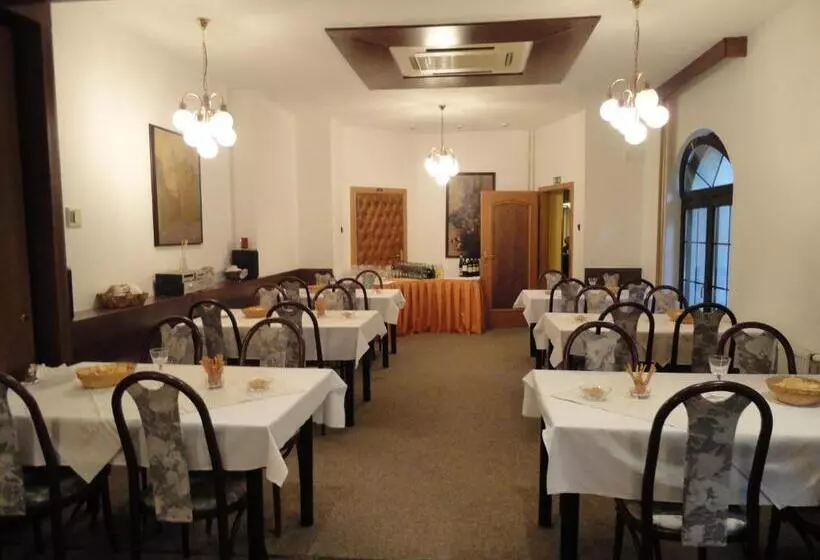 Hotel širák