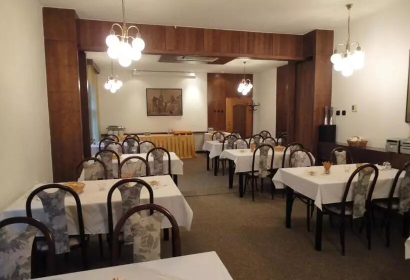 Hotel širák