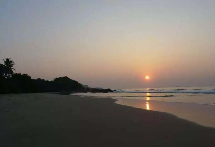 هتل Isana Beach House