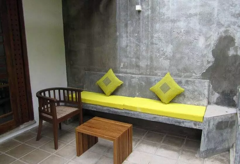 هتل Isana Beach House