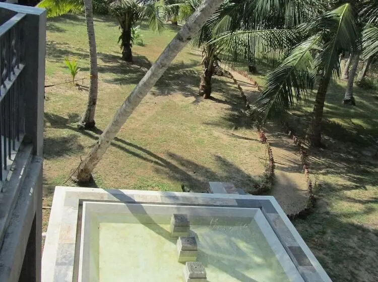 هتل Isana Beach House