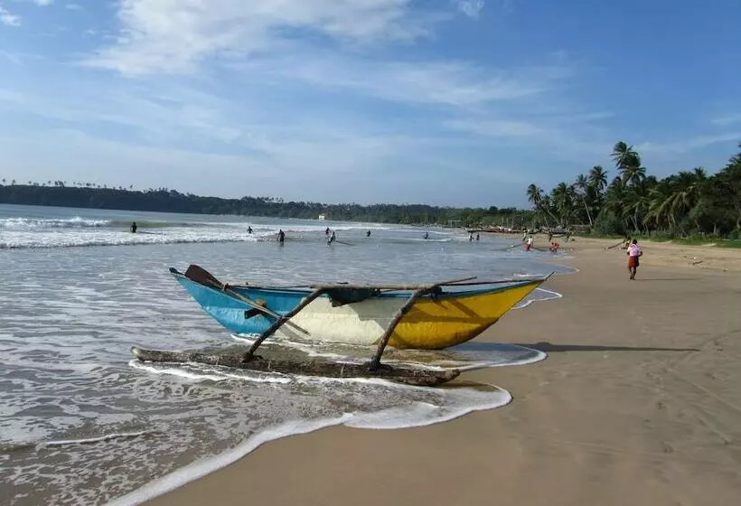 هتل Isana Beach House