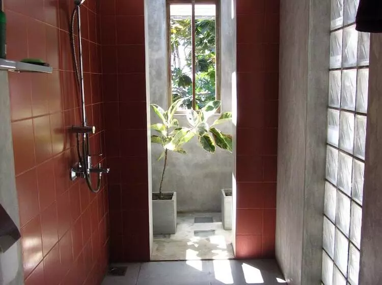هتل Isana Beach House