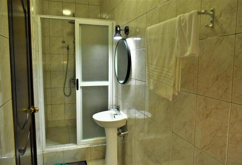 پانسیون Ezeife Guesthouse