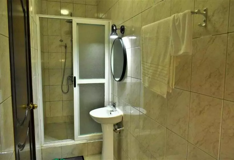 پانسیون Ezeife Guesthouse