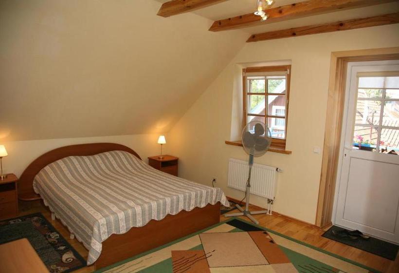 تختخواب و صبحانه Naglis