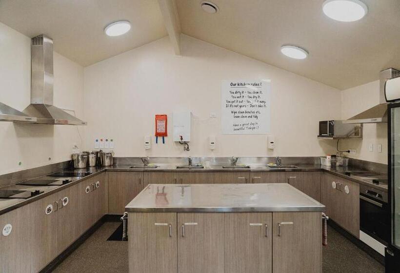 هاستل Lakes Edge Lodge