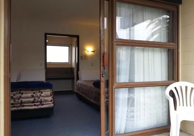 هتل Orana Motor Inn & Restaurant