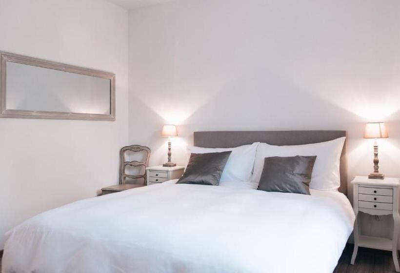 ベッドアンドブレックファースト Château Rochefort