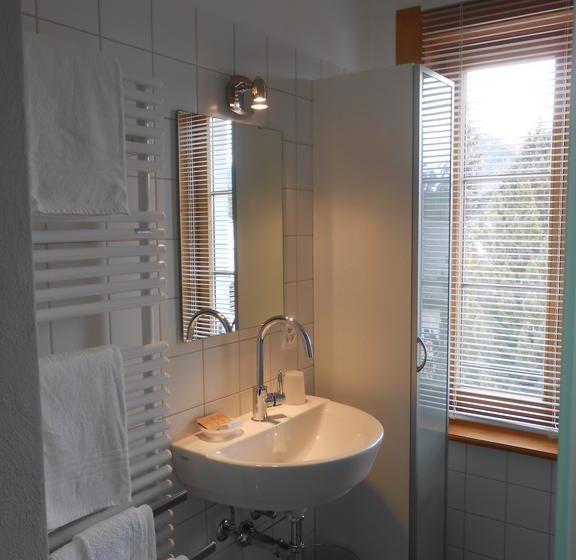 تختخواب و صبحانه Trais Fluors