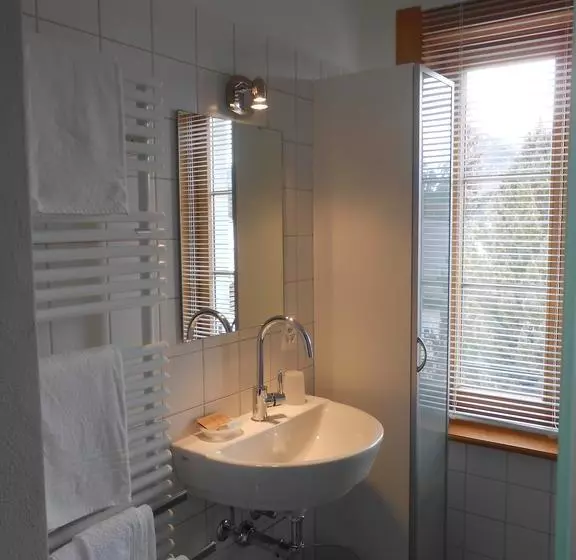 تختخواب و صبحانه Trais Fluors