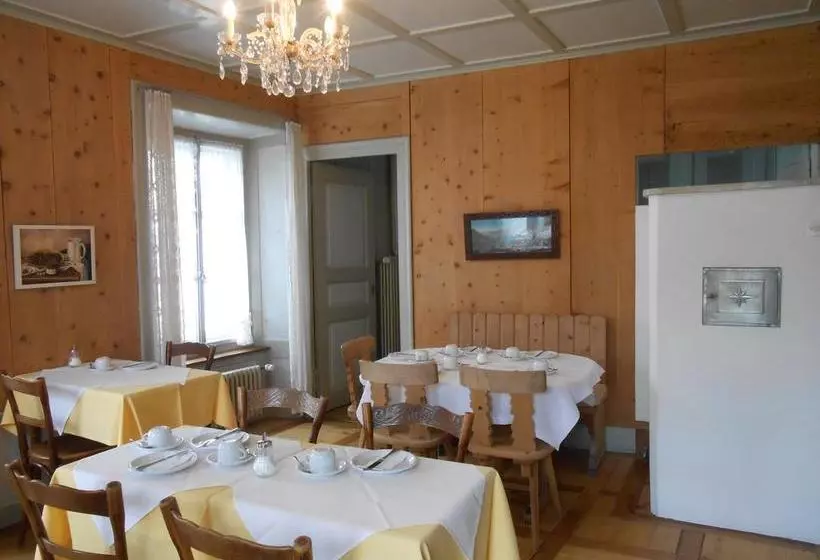 تختخواب و صبحانه Trais Fluors