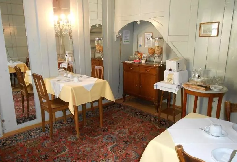 تختخواب و صبحانه Trais Fluors