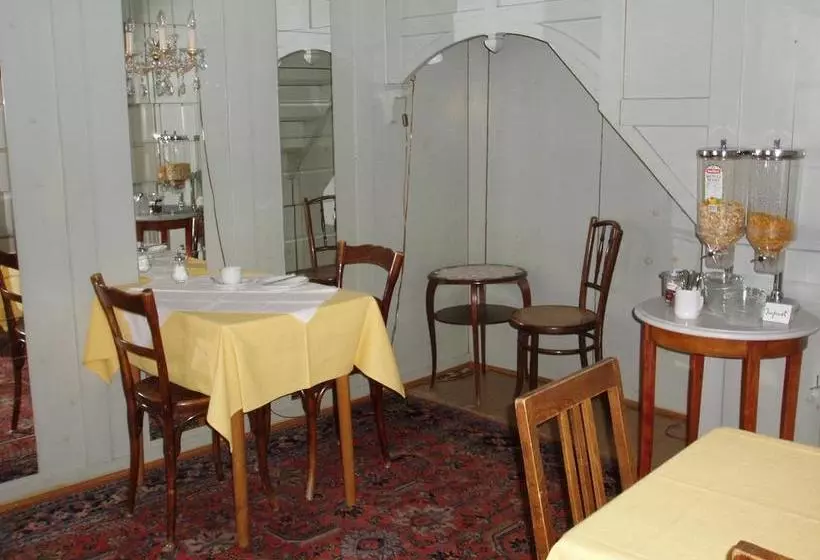 تختخواب و صبحانه Trais Fluors