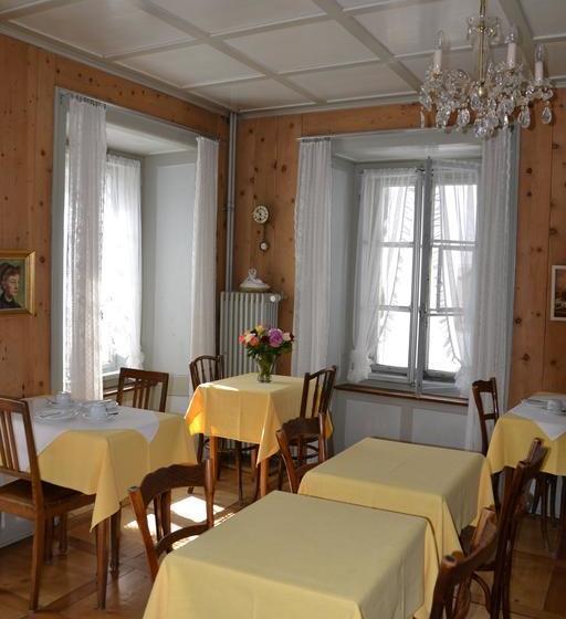 تختخواب و صبحانه Trais Fluors