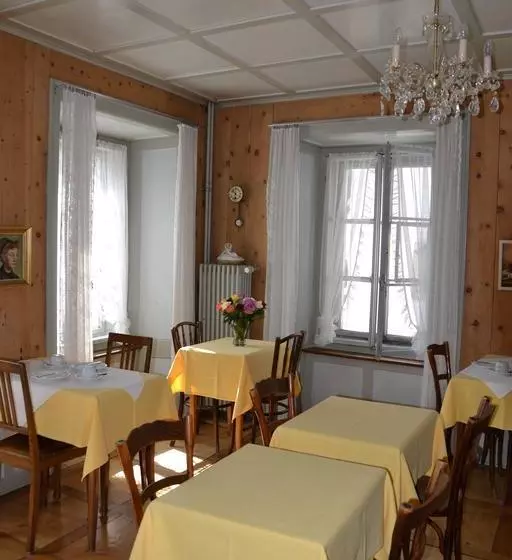 تختخواب و صبحانه Trais Fluors