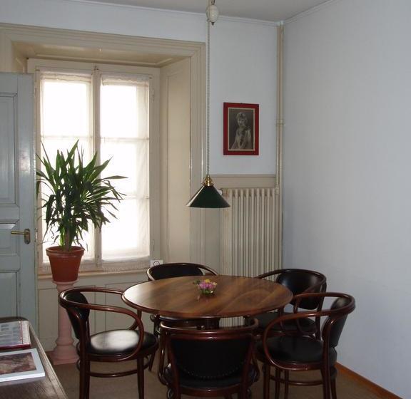 تختخواب و صبحانه Trais Fluors