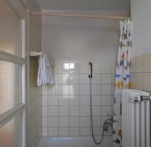 تختخواب و صبحانه Trais Fluors