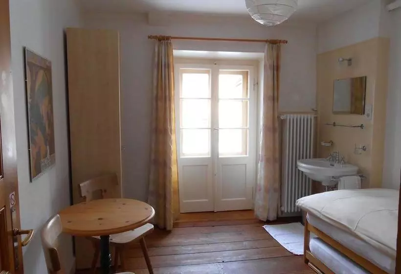 تختخواب و صبحانه Trais Fluors