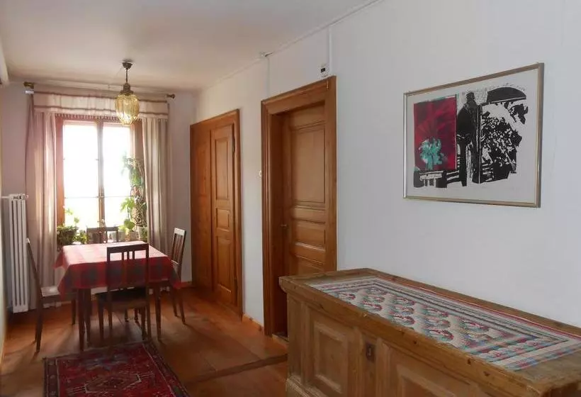 تختخواب و صبحانه Trais Fluors