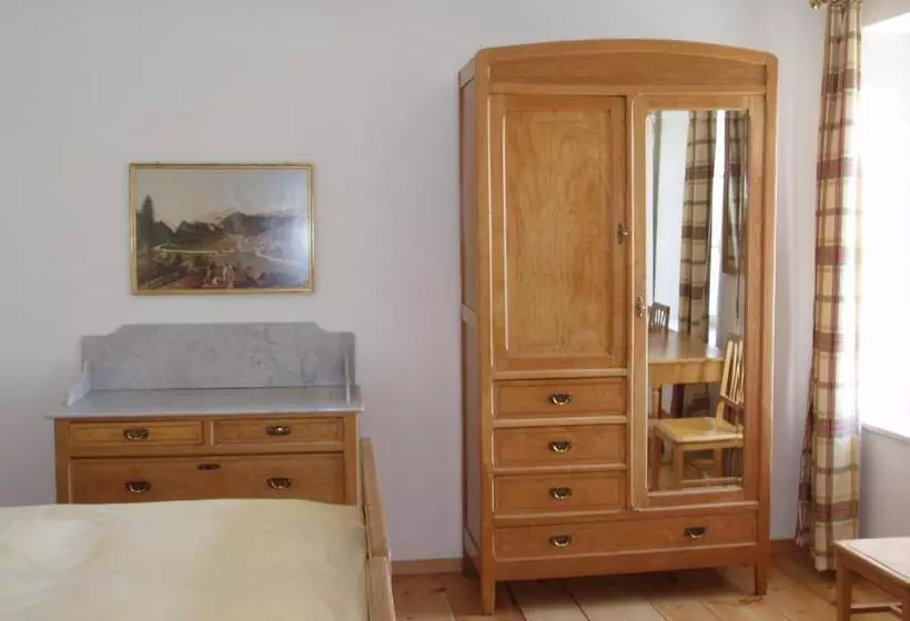 تختخواب و صبحانه Trais Fluors